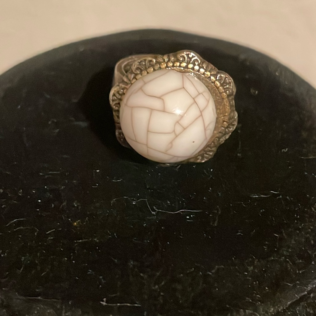 Mindful Things Round Crackle Stone Mounted On Silver Tone Ring Size 6 Wide Band